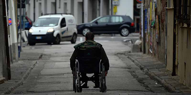 Un uomo disabile in carrozzina in uan foto di archivio. ANSA/FRANCO SILVI