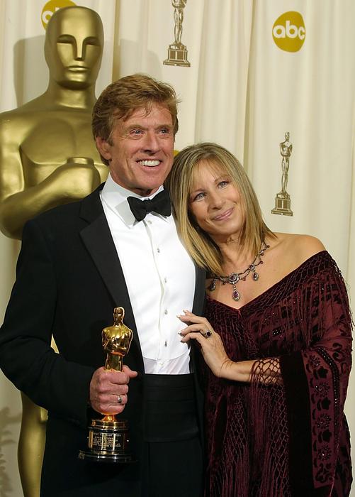 ECH39 - 20020324 - HOLLYWOOD, CA, UNITED STATES : US actor and director Robert Redford (L) holds his honorary Oscar presented to him by US singer and actress Barbra Streisand (R), 24 March, 2002, at the 74th Academy Awards at the Kodak Theatre in Hollywood, CA. ANSA /LEE CELANO-CD