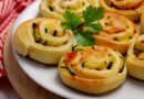 Girelle di pizza con zucchine, pancetta e Pecorino: ricetta (Podcast)